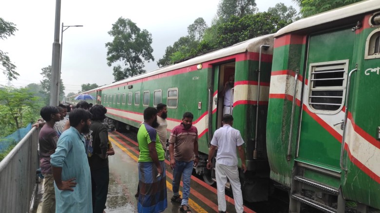 সিরাজগঞ্জে ট্রেন লাইনচ্যুতি: ঘটনাস্থলে এসেছে উদ্ধারকারী ট্রেন, তদন্ত কমিটি গঠন
