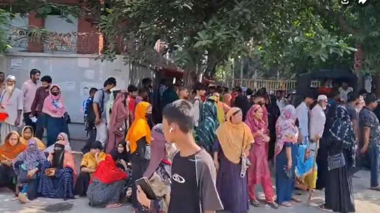 উত্তরায় আজও সড়ক অবরোধ পোশাকশ্রমিকদের, যান চলাচল বন্ধ